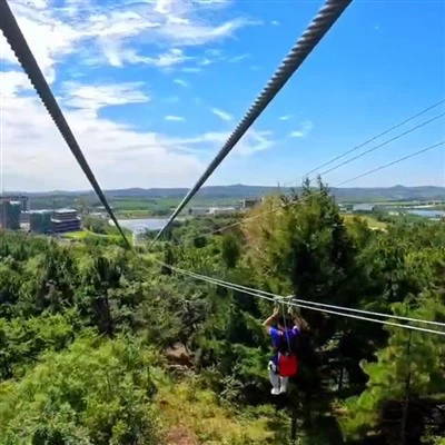 Pastga uchayotgan odam